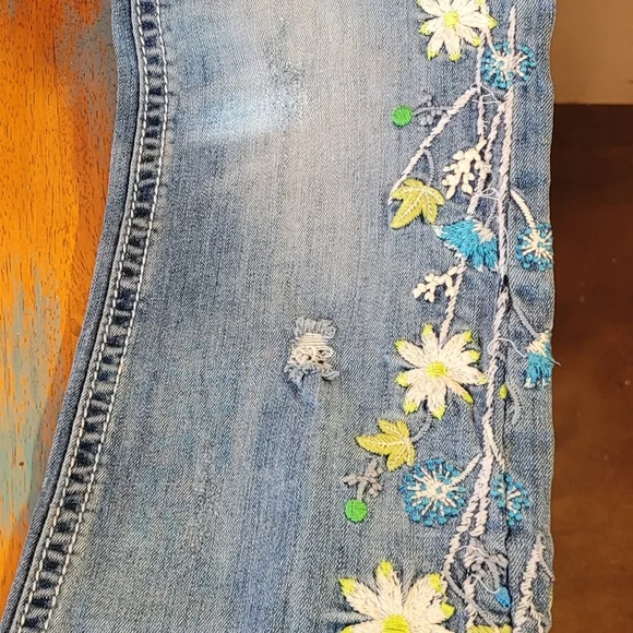Grace in LA Distressed Blue Jeans with Floral Embroidery Size 29 - Picture 5 of 8